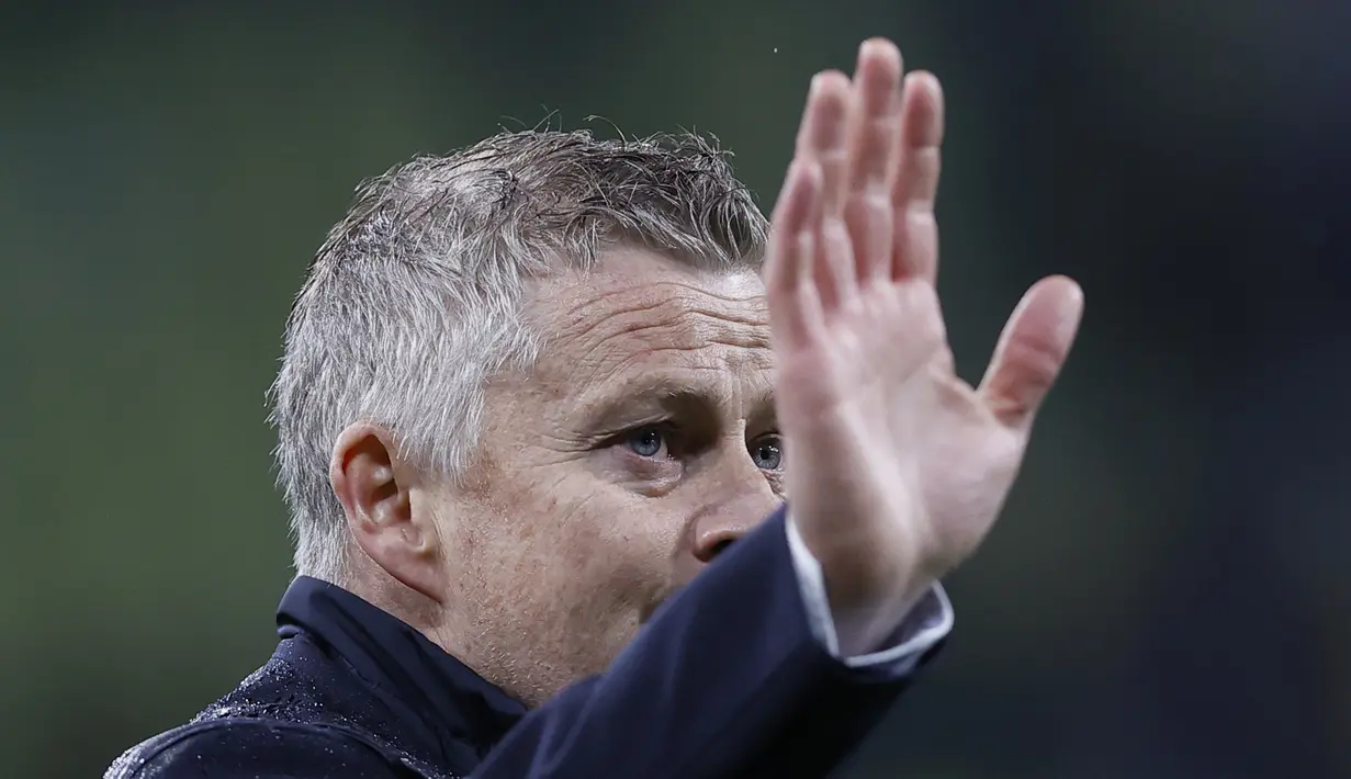 Pelatih Manchester United Ole Gunnar Solskjaer melambaikan tangan kepada para penggemar setelah pertandingan final Liga Europa antara Manchester United dan Villarreal di Gdansk, Polandia, Kamis (27/5/2021). (Adam Warzawa, Pool via AP)