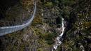 Pemandangan udara menunjukkan Jembatan 516 Arouca, jembatan gantung pejalan kaki terpanjang di dunia dengan panjang 516 meter dan tinggi 175 meter, di Arouca di Portugal utara (29/4/2021). (AFP/Carlos Costa)