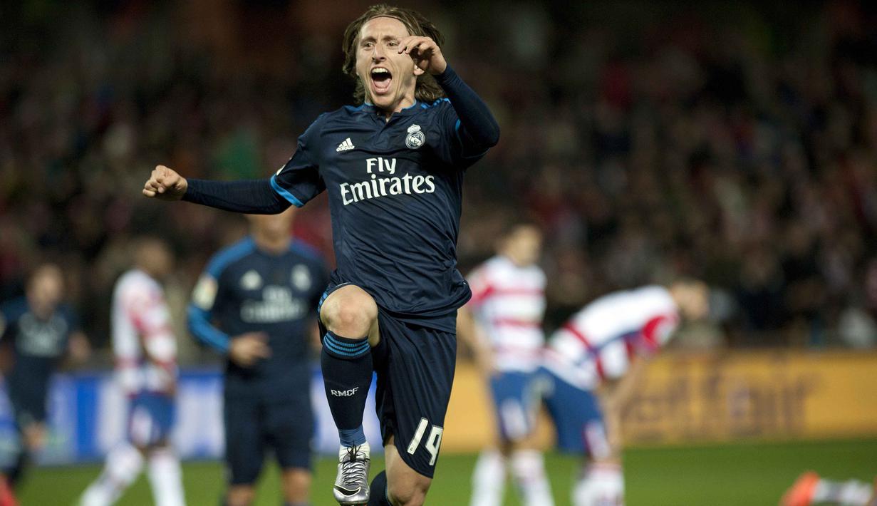 Pemain Real Madrid', Luka Modric merayakan golnya ke gawang Granada pada lanjutan La Liga Spanyol di di Estadio Nuevo Los Carmenes, Senin (8/2/2016) dini hari WIB. (AFP/Jorge Guerrero)