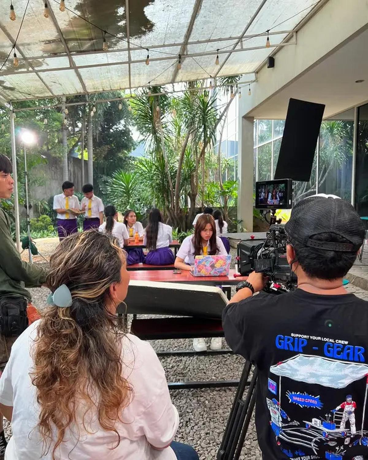 6 Potret Aqeela Calista di Lokasi Syuting Sinetron Asmara Gen Z, Penampilan Lebih Fresh