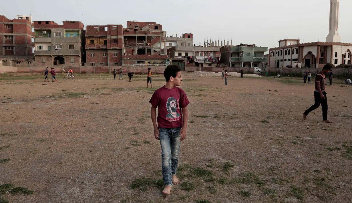Anak-anak bermain bola di pusat olahraga dan pemuda di Desa Nil Delta Nagrig, Mesir, Rabu (2/5). Kesuksesan Mohamed Salah bermain di Eropa membuat sejumlah orangtua mengirim anak mereka ke akademi sepak bola. (AP Photo/Nariman El-Mofty)