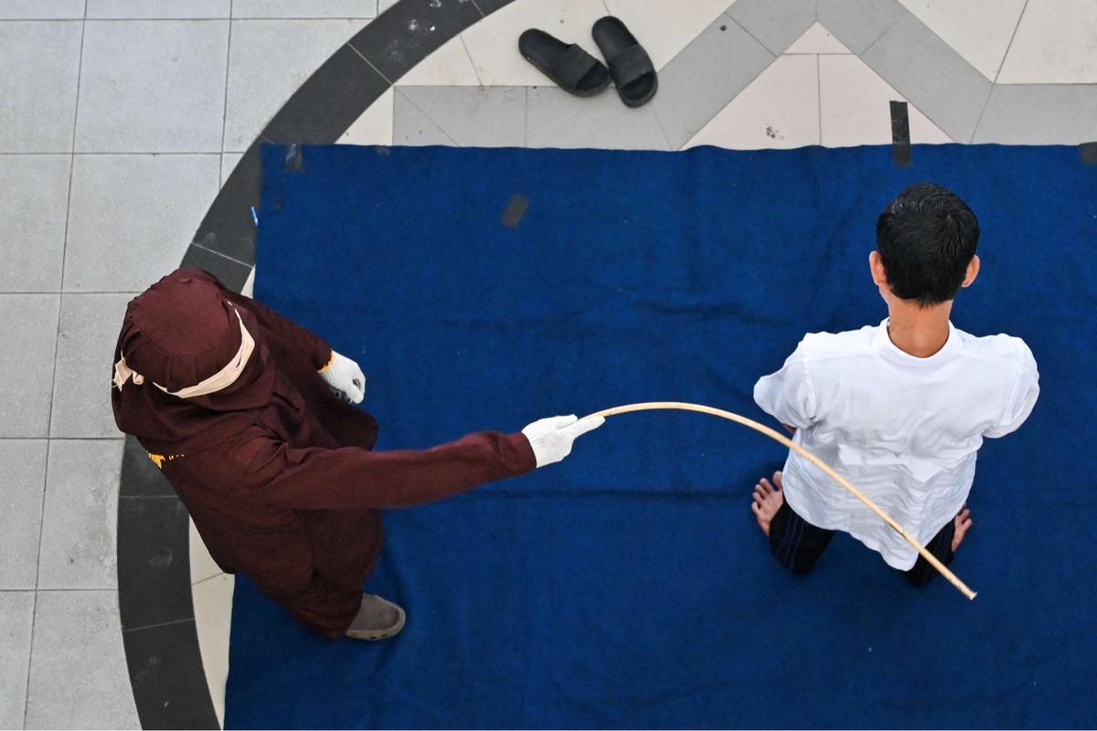 Empat Pria di Aceh Dicambuk Berkali-kali usai Terbukti Main Judi Online