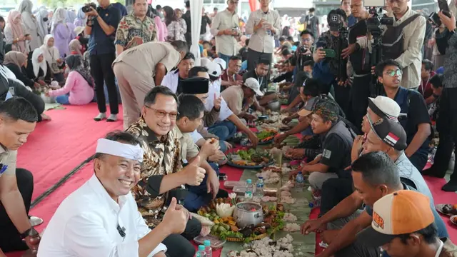 Nikmati Nasi Liwet, Mendagri Ngariung Bareng Sopir Truk Genteng di Purwakarta