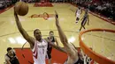 Pebasket Houston Rockets, Trevor Ariza, berusaha memasukan bola saat melawan San Antonio Spurs pada laga Gim 3 semifinal Wilayah Barat di Toyota Center, Jumat (5/5/2017). San Antonio Spurs menang 103-92. (AP/Eric Christian Smith)