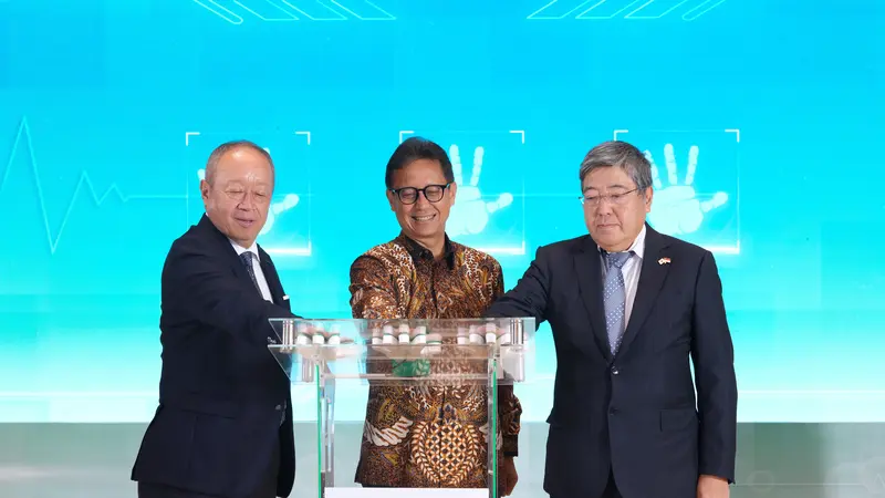 CEO FUJIFILM Holdings Corporation Teiichi Goto bersama Menteri Kesehatan Republik Indonesia Budi Gunadi Sadikin menjadi saksi penandatanganan kerjasama MoU upaya mengeliminasi tuberkulosis (TB) di Indonesia antara PT Fujifilm Indonesia dan Kemenkes RI.