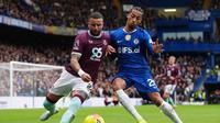 Kyle Walker dan Joao Pedro berebut bola dalam laga Premier League antara Chelsea vs Burnley di Stamford Bridge, 21 Februari 2026. (Ben Whitley/PA via AP)