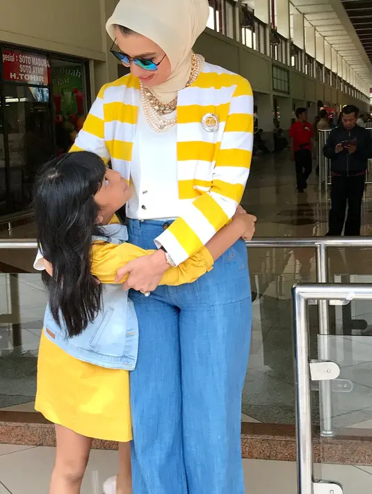 Sangat colorful kan? Arzeti kali ini mengenakan outer bermotif garis-garis dan berwarna kuning-putih. Ia memadukannya dengan celana jeans dan atasan putih. Keren banget kan? (Instagram/arzetibi)