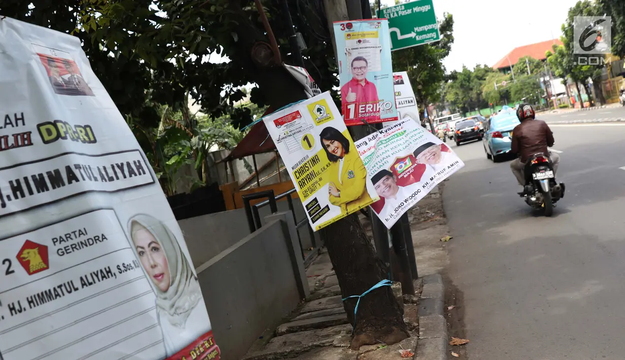 Sejumlah Alat Paraga Kampanye masih terlihat di pinggir Jalan Raya Pasar Minggu, Jakarta, Minggu (14/4). Memasuki masa tenang jelang pelaksanaan Pemilu 2019, sejumlah Alat Paraga Kampanye masih terlihat bertebaran di beberapa ruas jalan. (Liputan6.com/Helmi Fithriansyah)