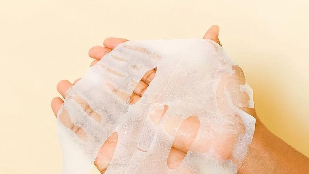 Yang perlu dilakukan adalah membersihkan wajah, lalu gunakan hydrating toner atau sheet mask. Setelah toner atau sheet mask sudah meresap pada kulit.