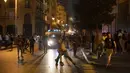 Pengunjuk rasa antipemerintah melempar batu dan bentrok dengan polisi antihuru-hara selama protes terhadap elite politik yang telah memerintah negara selama beberapa dekade di Beirut, Lebanon, Kamis (6/8/2020). (AP Photo/Hassan Ammar)
