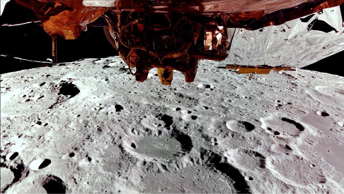 Pesawat ruang angkasa mendarat di bulan