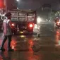 Perbaikan jalan berlubang di Surabaya. (Dian Kurniawan/Liputan6.com)