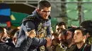 Juara kelas ringan UFC, Khabib Nurmagomedov membawa sabuk juaranya saat disambut oleh para penggemar setibanya di Makhachkala, Rusia, Senin (8/10). Nama Khabib menjadi terkenal setelah dirinya berhasil mengalahkan Conor McGregor. (AFP/Vasily MAXIMOV)