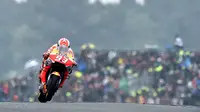 Marc Marquez beraksi pada MotoGP Prancis di Sirkuit Le Mans, Minggu (19/5/2019). (AFP/Jean-Francois Monier)