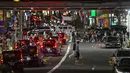 Orang-orang berjalan di penyeberangan di Shibuya, distrik hiburan Tokyo, Jumat (1/10/2021). Jepang sepenuhnya keluar dari keadaan darurat virus corona untuk pertama kalinya dalam lebih dari enam bulan. (AP Photo/Kiichiro Sato)