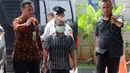 Kader Partai Perindo Kab Bengkulu Selatan, Juhari alias Jukak mengenakan masker tiba di gedung KPK, Jakarta, Rabu (16/5). Jukak terjaring Operasi Tangkap Tangan (OTT) di rumah pribadi Bupati Bengkulu Selatan, Dirwan Mahmud. (Merdeka.com/Dwi Narwoko)