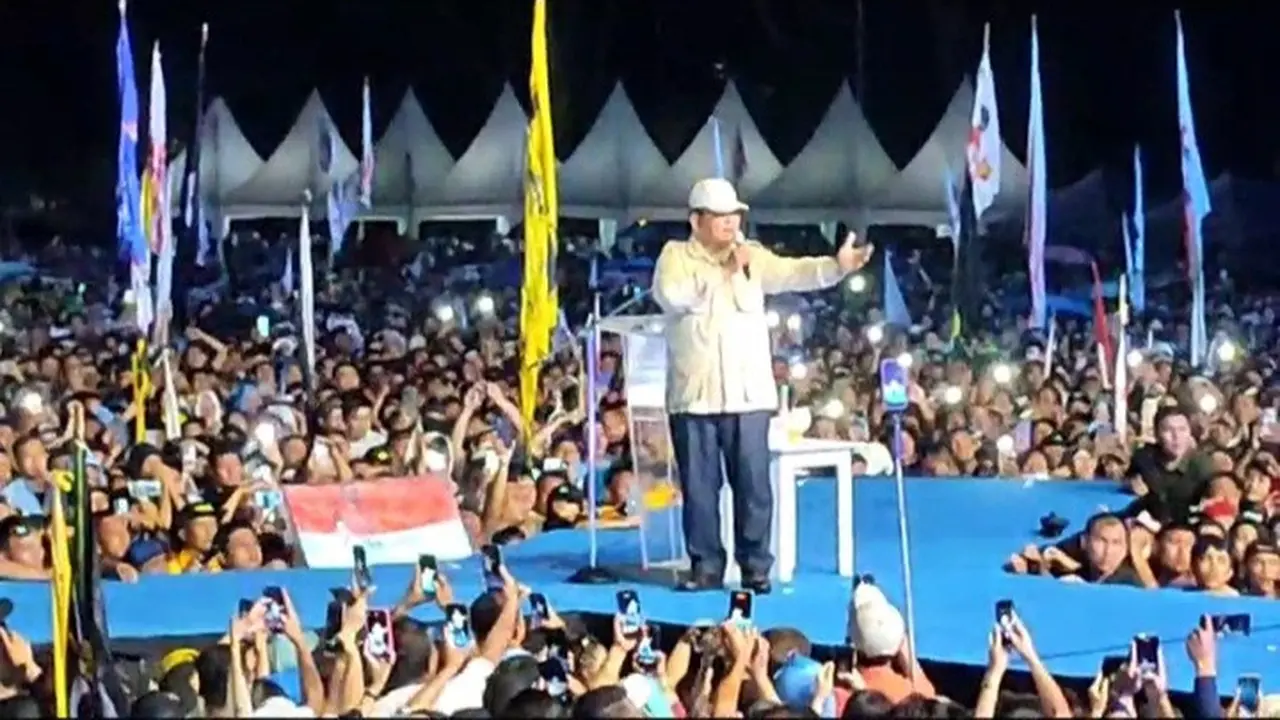 Capres nomor urut 2 Prabowo Subianto bertemu dengan puluhan ribu warga Sulut yang memadati Lapangan Sario, Kota Manado, Senin (5/2/2024).