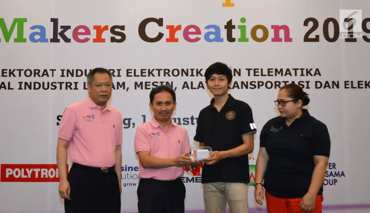 Direktur Industri Elektronika dan Telematika Kemenperin Janu Suryanto (kedua kiri) menyerahkan modul kit IoT kepada perwakilan Hands on Workshop IoT Makers Creation di Semarang, Kamis (1/8/2019). Kegiatan tersebut bertujuan untuk membuat solusi IoT di berbagai bidang. (Liputan6.com/HO/Ady)