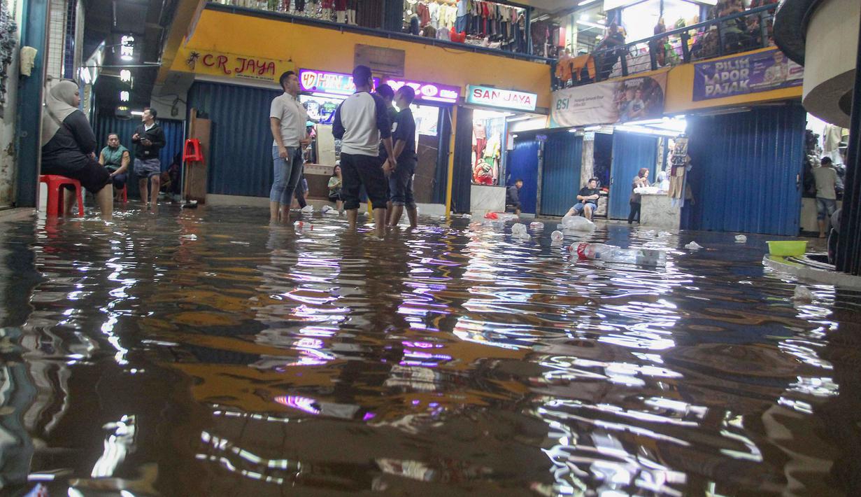 Genangan air dilaporkan kerap terjadi saat intensitas hujan tinggi. Tampak dalam foto, aktivitas pedagang dan pembeli di Pasar Cipulir, Jakarta, Jumat (23/1/2026). (merdeka.com/Arie Basuki)