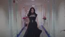 Sebagai anak emas Dior, Jisoo BLACKPINK kenakan busana serba hitam bergaya klasik [Tangkapan layar YouTube]