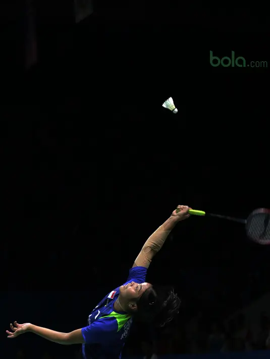 Gregoria Mariska berusaha melakukan smash saat melawan unggulan keempat Ratchanok Intanon pada babak kedua Indonesia Open 2018 di Istora Senayan, Jakarta, (5/6/2018). Ratchanok Intanon menang 21-11 17-21 21-14. (Bola.com/Nick Hanoatubun)