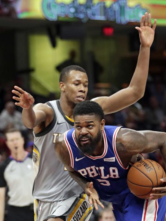 Aksi pemain Philadelphia 76ers, Amir Johnson (kanan) saat melewati adangan pemain Cavaliers, Rodney Hood pada NBA basketball game di Quicken Loans Arena, Cleveland,  (1/2/2018).  Cavs kalah 97-108. (AP /Tony Dejak)