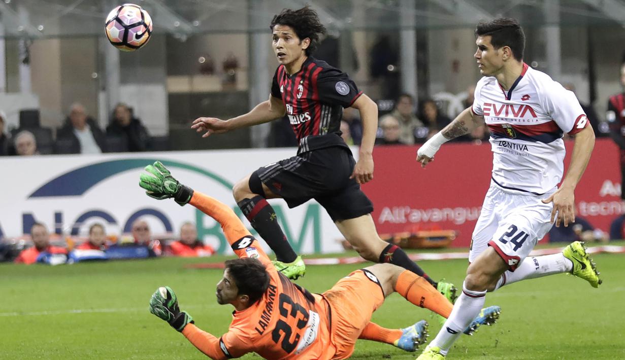 Gelandang AC Milan, Matias Fernandez, mencetak gol ke gawang kiper Genoa, Eugenio Lamanna. Gol Matias Fernandes menjadi gol satu-satunya dalam pertandingan tersebut. (AP/Antonio Calanni)
