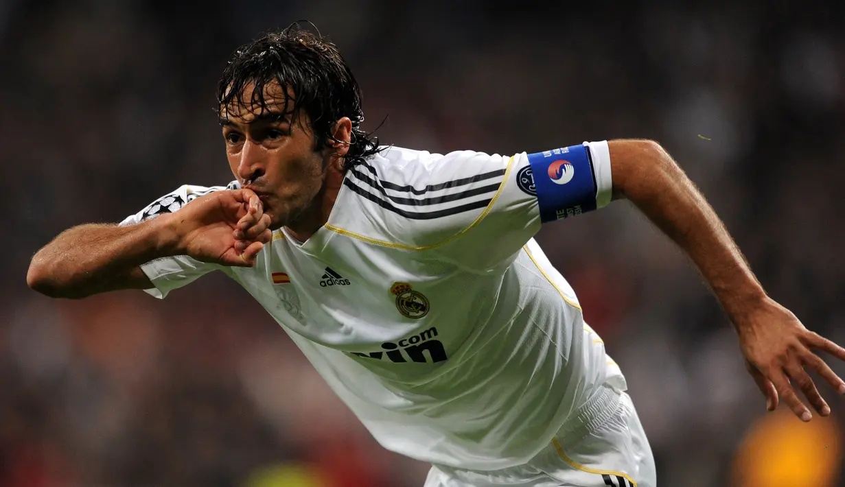 Striker legendaris Real Madrid, Raul Gonzalez tampil di perempatfinal Liga Champions pertamanya saat berumur 19 tahun. Total sudah ada 10 gol yang pernah ia lesatkan di babak delapan besar kompetisi tersebut saat berseragam Los Blancos dan Schalke 04. (AFP/Javier Soriano)
