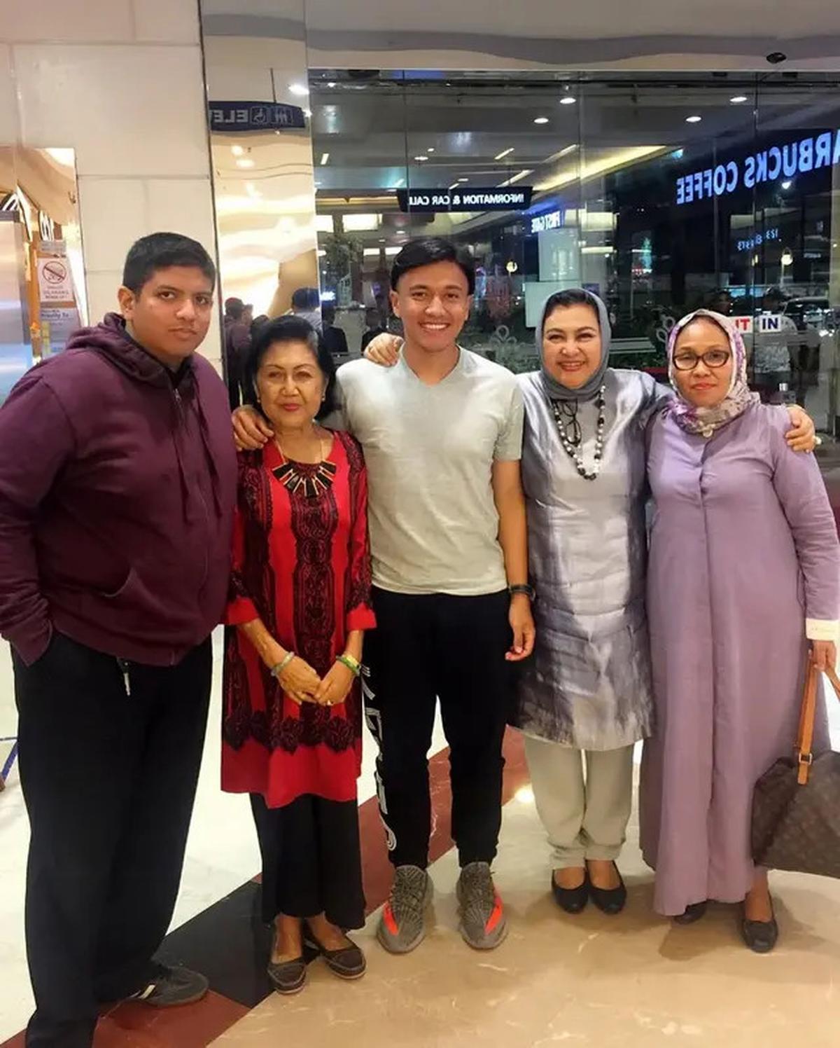 6 Potret Emilia Contessa Bareng Keluarga, Tinggalkan Kenangan Tak Terlupakan