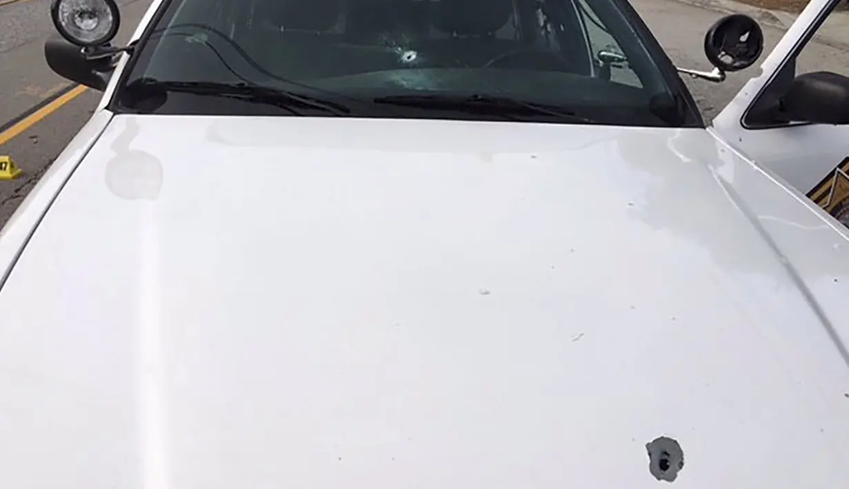 Sebuah mobil petugas yang menjadi korban penembakan saat serangan yang terjadi San Bernardino di beberapa waktu lalu, California, (3/12). Peristiwa itu Sedikitnya menewaskan 14 orang dan 17 lainnya terluka. (REUTERS)