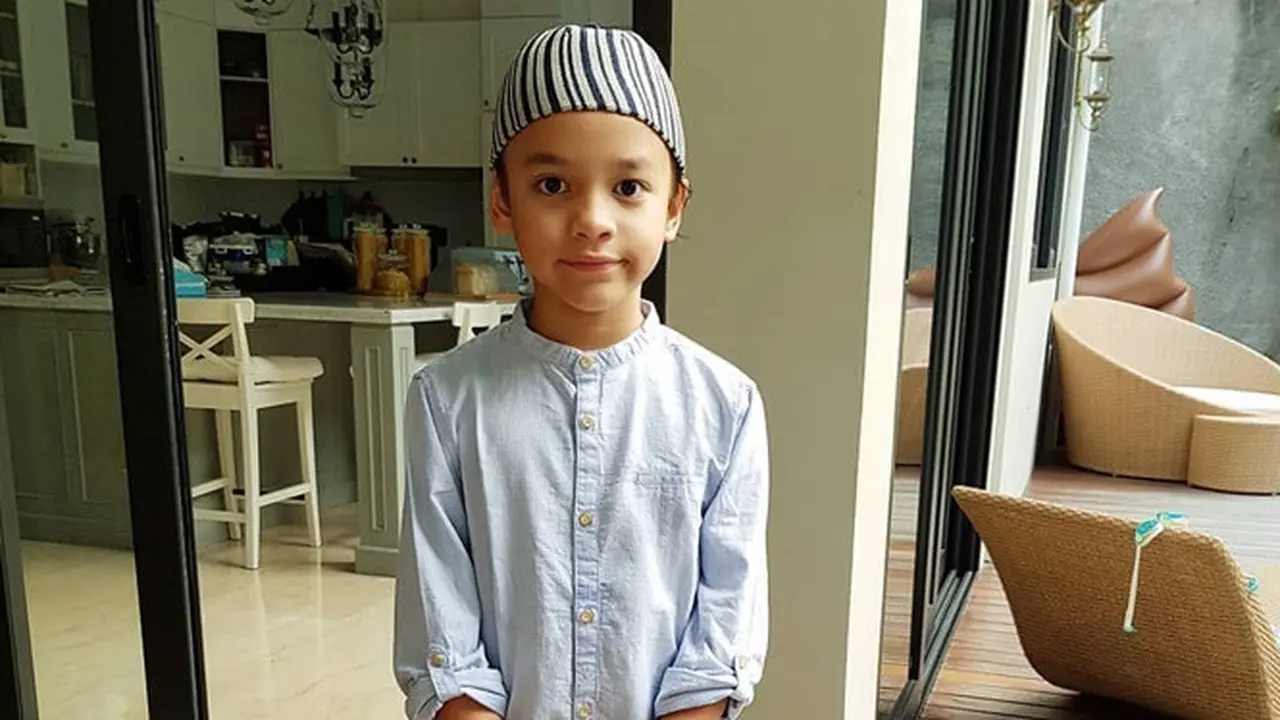5 Potret Noah Sinclair Belajar Ngaji Online Saat Pandemi, Tuai Pujian