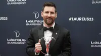 Lionel Messi dengan trofi penghargaan Laureus Sportsman of the Year 2023. (AP Photo/Lewis Joly)