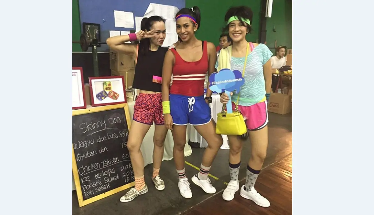 Dengan dandanan 80-an, Dian Sastrowardoyo dan teman-temannya memeriahkan acara Bashminton di GOR PB Djarum, Jakarta, (21/5/2016). (Bola.com/Instagram/Therealdisastr)