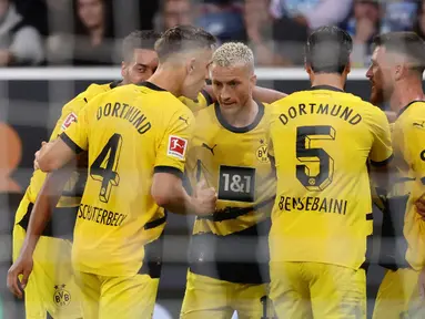 Pemain Borussia Dortmund Marco Reus (tengah) merayakan gol ke gawang Hoffenheim pada pertandingan sepak bola Bundesliga di Sinsheim, Jerman, Jumat (29/9/2023). Borussia Dortmund menang 3-1 atas Hoffenheim. (Daniel ROLAND/AFP)