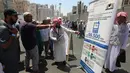 Seorang penerjemah membantu jemaah haji menjelaskan informasi poster aplikasi ponsel di Makkah, 18 Agustus 2018. Arab Saudi mengerahkan para penerjemah dari berbagai bahasa yang bekerja 24 jam per hari untuk membantu jemaah. (AFP/AHMAD AL-RUBAYE)