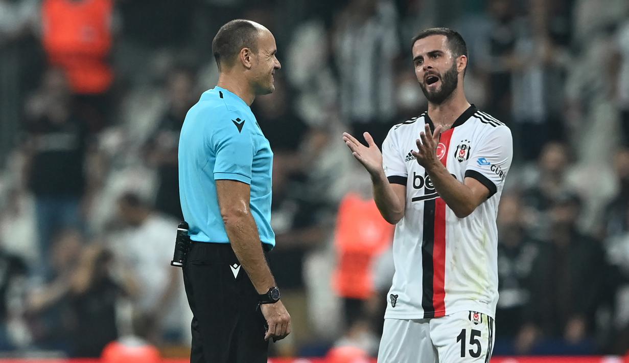 Miralem Pjanic. Pemain asal Bosnia ini direkrut dari Juventus di awal kedatangan Ronald Koeman pada 2020/2021. Ia gagal menjadi pemain utama skuat pilihan sang pelatih dan hanya tampil 13 kali menjadi starter dalam 30 laga. Awal musim ini dilepas ke Besiktas dengan status pinjaman. (AFP/Ozan Kose)