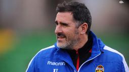 Cristiano Lucarelli. Eks striker Italia berusia 46 tahun ini pensiun sebagai pemain pada Juli 2012 bersama Parma sebagai klub terakhirnya. Sejak awal musim 2020/2021 ia dipercaya membesut Ternana di Serie B Liga Italia dan masih terikat kontrak hingga Juni 2025. Dalam 5 laga awal di Serie B Musim 2022/2023 ini Ternana masih menempati posisi papan tengah di peringkat ke-12 klasemen sementara dengan koleksi 7 poin hasil dari 2 kali menang, 1 kali imbang dan 2 kali kalah. (calcioternano.it)