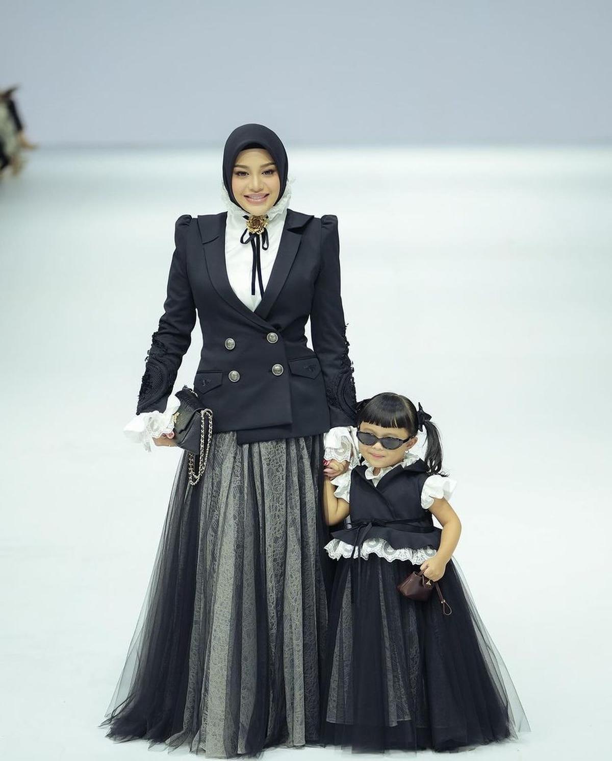 8 Potret Aurel Hermansyah Melenggang di Catwalk JFW 2024 Bareng Ameena, Kompak Kenakan Busana Bernuansa Monokrom - Tubuh Langsingnya Jadi Sorotan