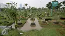 Genangan air sekitar makam saat hujan di TPU Karet Bivak, Jakarta, Rabu (13/7). Sudin Pertamanan dan Pemakaman Jakarta Pusat akan buat ratusan lubang biopori di TPU Karet Bivak agar makam tidak tergenang saat hujan. (Liputan6.com/Yoppy Renato)