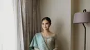 Kebaya full payet ini dipadukan dengan songket sutra berwarna senada [@chengiovanis]