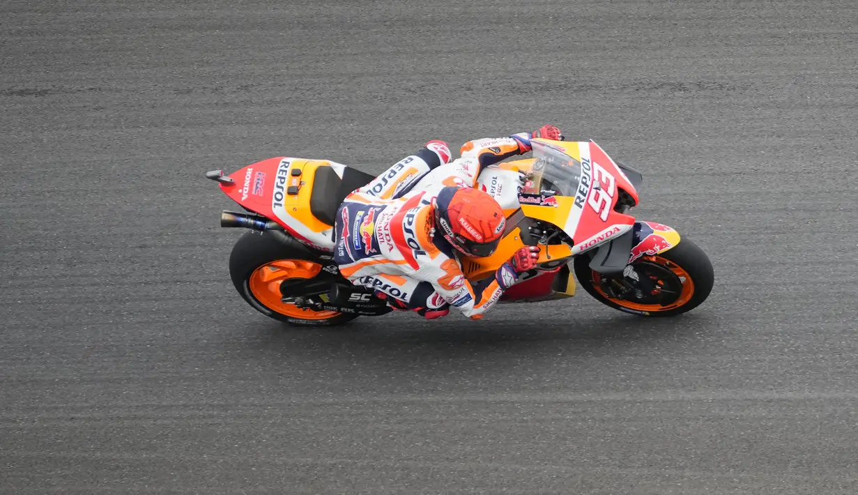 Pembalap Spanyol Marc Marquez dari tim Repsol Honda mengendarai sepeda motornya saat latihan bebas ketiga di Pertamina Mandalika International Street Circuit, Mandalika, Lombok Tengah, Nusa Tenggara Barat, Sabtu (19/3/2022). (AP Photo/Achmad Ibrahim)