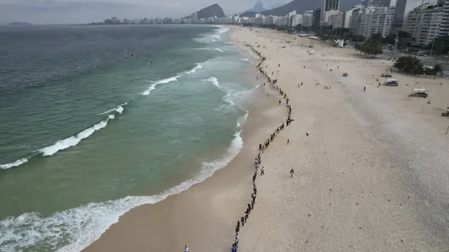 Hari Laut Sedunia, Warga Brasil Bersihkan Pantai Copacabana