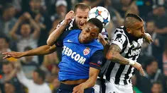 Duel panas terjadi di leg pertama perempat final Liga Champions antara Juventus dengan AS Monaco di Juventus Stadium, Italia, Rabu (15/4/2015). Juvenetus Menang 1-0 atas AS Monaco. (Reuters/Stefano Rellandini)
