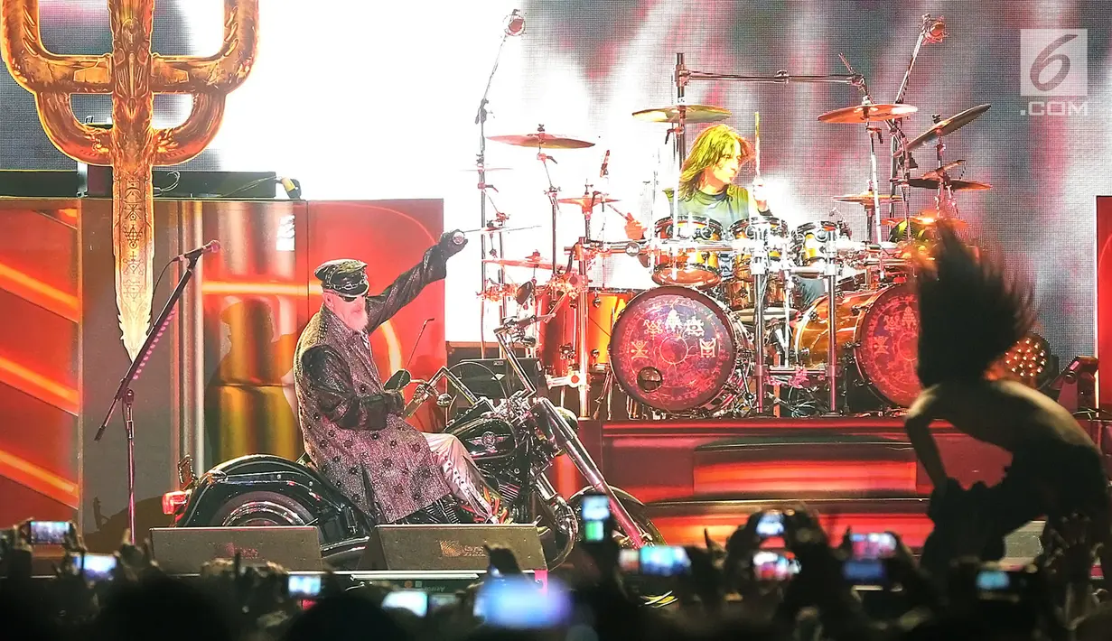 Vokalis Judas Priest, Rob Halford menaiki motor Harley Davidson saat tampil di atas panggung dalam onser perdana di Indonesia di Allianz Eco Park Ancol, Jakarta Utara, Jumat (7/12). (Fimela.com/Bambang E. Ros)