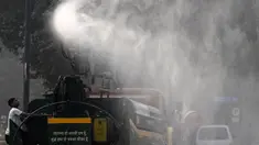 Sebuah kendaraan dari Departemen Pekerjaan Umum (PWD) menyemprotkan air dengan menggunakan penyemprot anti-kabut asap untuk mengurangi polusi udara di New Delhi, India pada 7 November 2024. (Arun SANKAR/AFP)