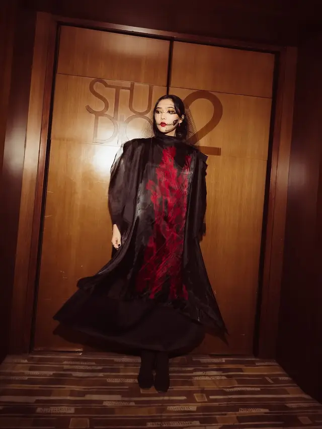 Pesona Misterius Isyana Sarasvati dengan Makeup Wajah Tengkorak Saat Duet Bareng Iwan Fals