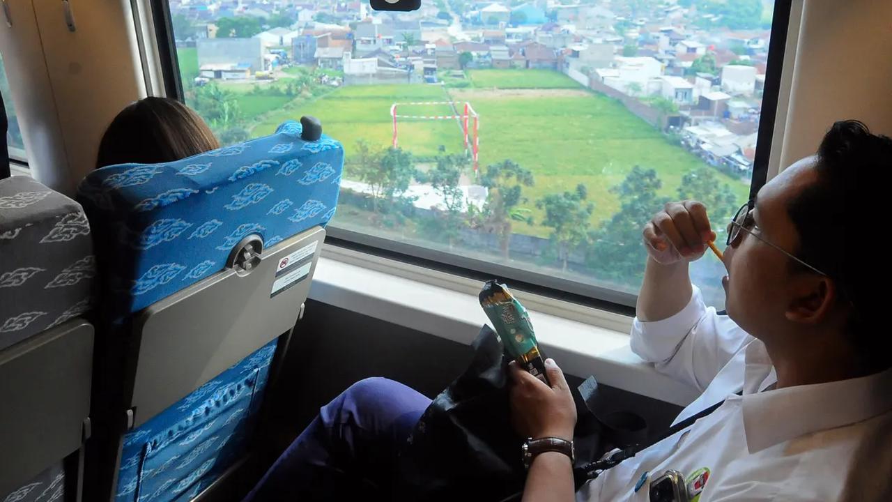 Senada, dia juga belum mau membocorkan berapa tarif Kereta Cepat WHOOSH. Kabarnya, itu akan turut diumumkan pada saat acara peresmian.&nbsp;