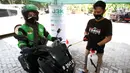Petugas meyemprotkan cairan disinfektant pada mitra Gojek di Kota Depok, Jawa Barat, Jumat (18/8/2020). Aksi J3K (Jaga Kesehatan-Jaga Kebersihan-Jaga Keamanan) dalam rangka Hari Perhubungan Nasional berkomitmen untuk melawan Covid-19 dengan menyediakan ribuan masker. (Liputan6.com/HO/Ading)