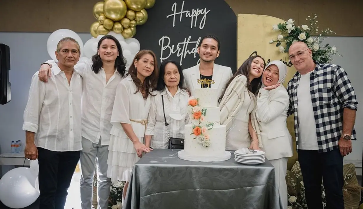 Tak hanya Gino yang dekat dengan keluarga Yasmin, Yasmin juga dekat dengan keluarga aktor kelahiran Spijkenisse, Belanda itu. Melihat momen tersebut, dukungan untuk keduanya melaju ke pelaminan pun ramai di media sosial meski keduanya betah tanpa adanya status. Usia yang terpaut jauh dengan Yasmin, Gino pernah ungkap jika fakta tersebut tak menutup kemungkinan bahwa keduanya bisa bersatu. (Liputan6.com/IG/@jenni.napper)