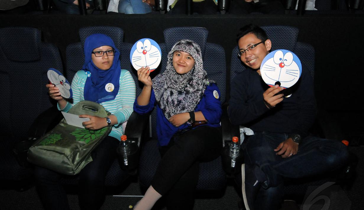 Beberapa Cinemaholic bergaya bersama jelang menyaksikan film Doraemon di Blitz Megaplex, Jakarta (13/12/2014). (Liputan6.com/Helmi Fithriansyah)